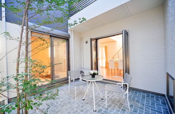 霧島市のエクステリア工事会社は庭用のウッドデッキをデザインいたします